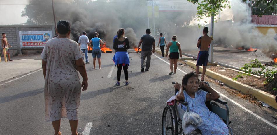 Fotografía del 26 de abril del 2016 de un grupo de personas durante una manifestación en Maracaibo (Venezuela).