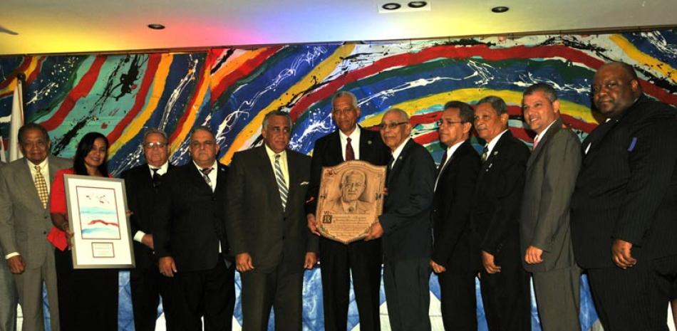 Juan Vargas, presidente de la Fedoboxa, entrega el reconocimiento al ingeniero Bienvenido Solano. A su lado Luis Mejía, presidente del COD. Figuran además otros directivos de la Federación de Boxeo.