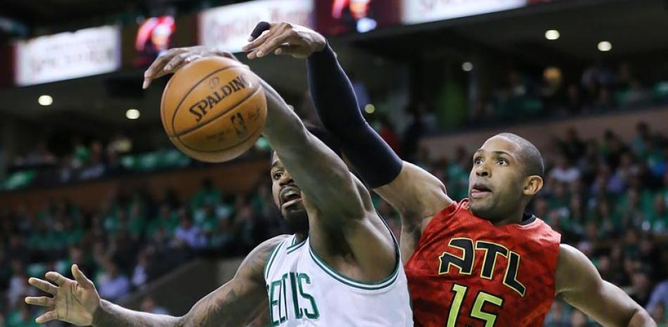 Al Horford, de los Hawks de Atlanta, lucha por un rebote con Amir Johnson, de los Celtics de Boston, en acción del sexto partido de la serie de playoffs de primera ronda de la Conferencia del Este de la NBA.