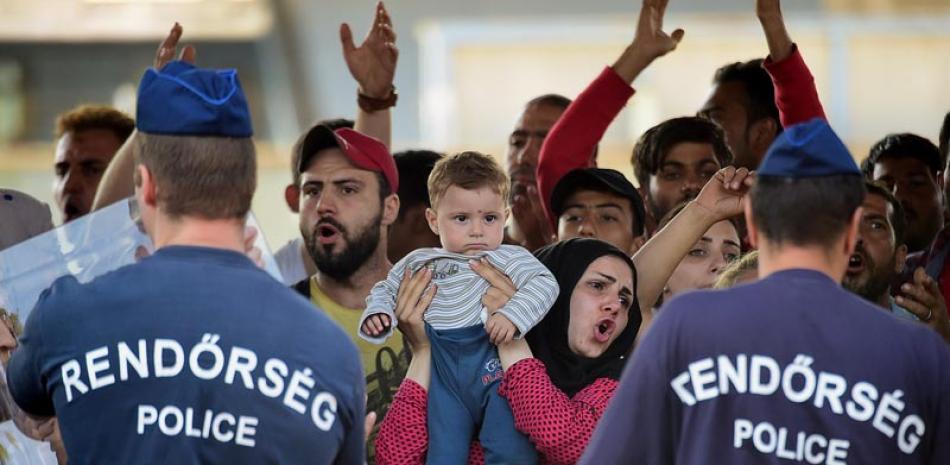 Desesperación. La entrada por el Mediterráneo, que el año pasado recibió a más de 700,000 migrantes, es hoy el tapón de la migración.