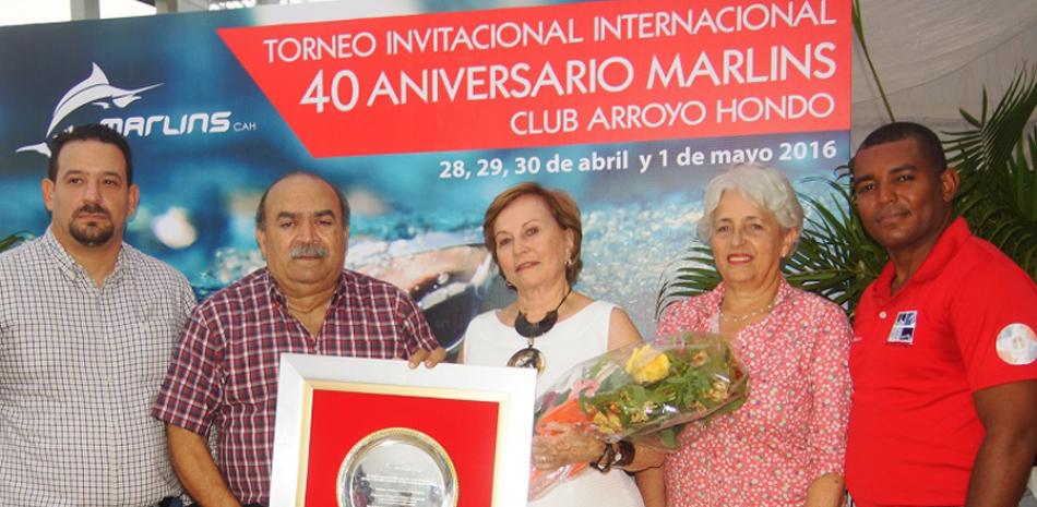 José Daniel Calzada (Mackey) al momento de hacer entrega de una placa de reconocimiento a Tatiana Gordás de Fernández.