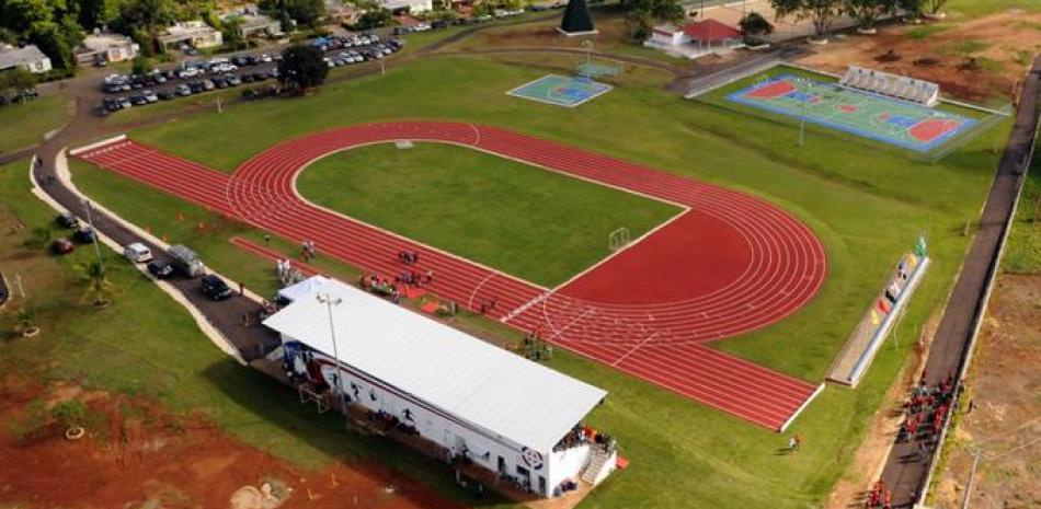 Vista panorámica de la nueva pista de atletismo construida por la Fuerza Aérea Dominicana en la Base Naval de San Isidro.