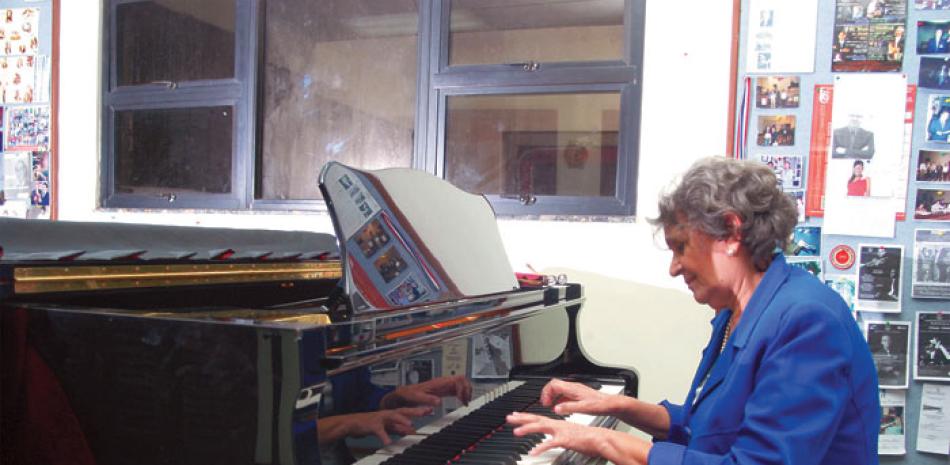 Música. Ana Silfa es muestra del trabajo con pasión y entrega. Cada día sus manos se unen a las teclas del piano, para brindar a sus alumnos la enseñanza musical. "Estoy feliz porque sé que aporto un granito de arena al país."