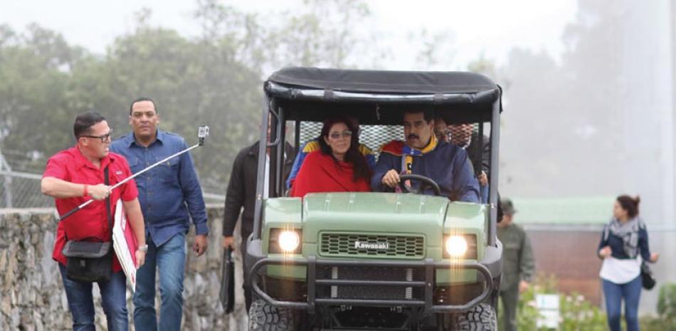 Paseo. Nicolás Maduro, junto a su esposa, Cilia Flores.