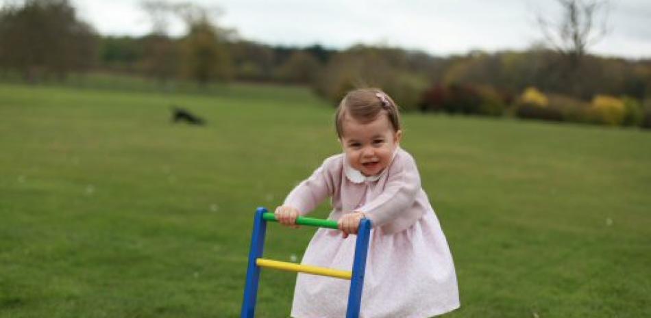 La princesa cumple un año el 2 de mayo. Kate, duquesa de Cambridge, tomó una serie de fotos previo al cumpleaños de su hija. (Kate, duquesa de Cambridge/Kensington Palace via AP)