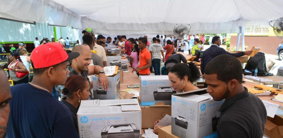 Votación. La Junta Central Electoral realizó una prueba el pasado domingo con los equipos para el voto electrónico.