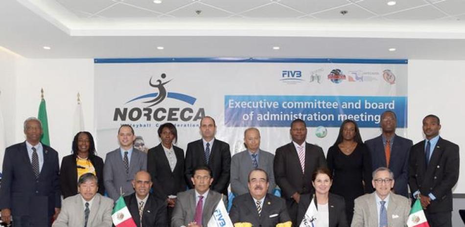 Cristóbal Marte Hoffiz, al centro, junto a los demás miembros del Consejo de Administración de la NORCECA que se reunió en Tijuana, México.