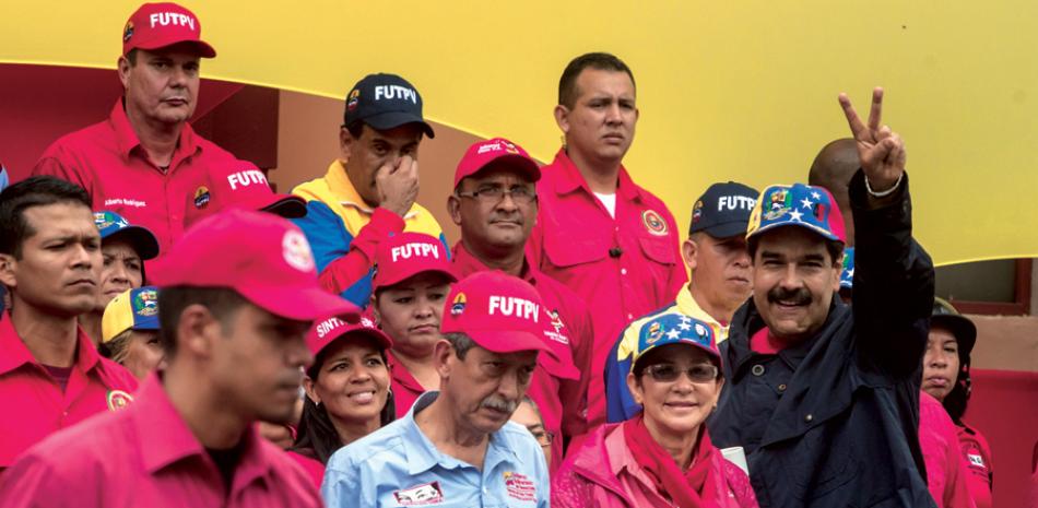 Obreros. El presidente de Venezuela, Nicolás Maduro, junto a la primera dama Cilia Flores, participa en una manifestación el domingo pasado.