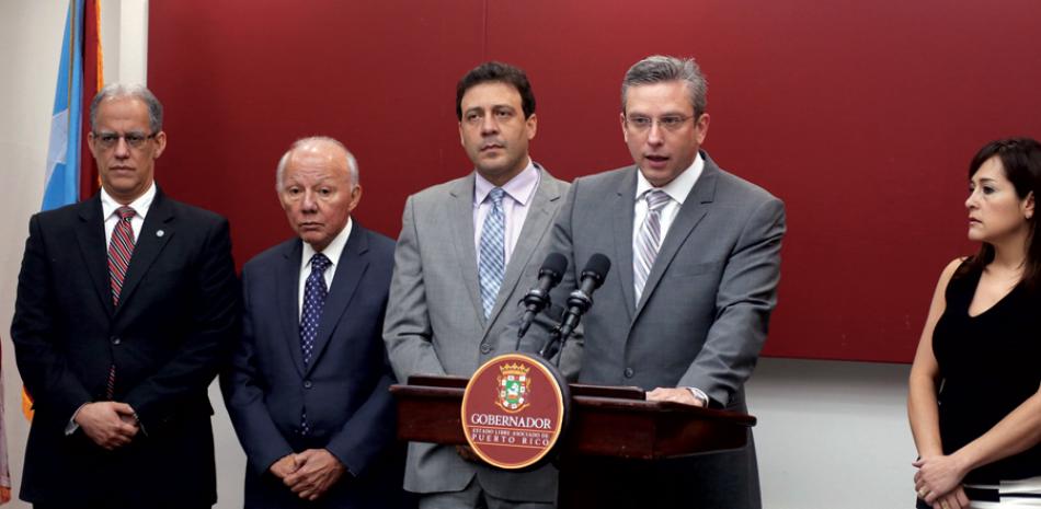 Informe. Desde la izquierda, Luis Cruz, Cesar Miranda, Victor Suarez, y el Gobernador de Puerto Rico, Alejandro García Padilla.
