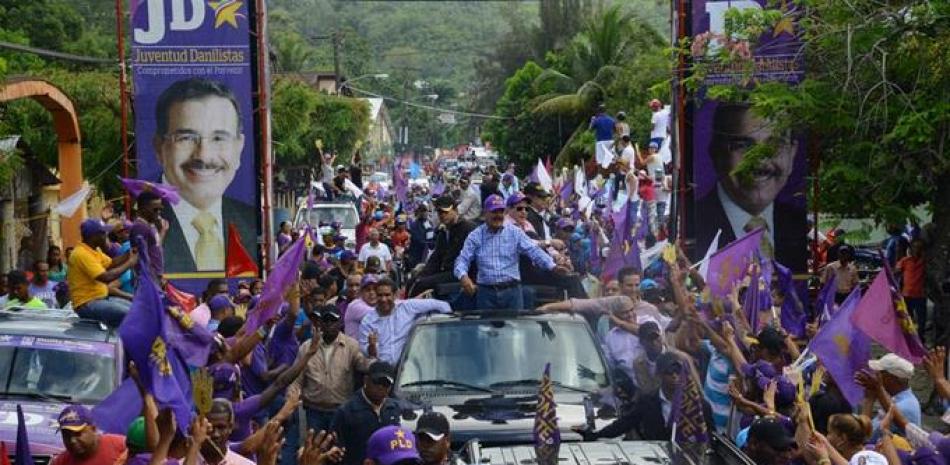 Jornada. El presidente Danilo Medina comenzó sus recorridos proselitistas a las 10:30 de la mañana en Santiago y concluyó cerca de las 7:00 de la noche en Puerto Plata.
