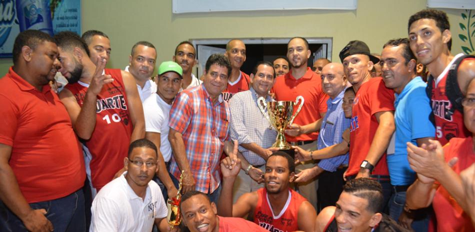 Los hermanos Amilcar y Benigno Romero acompañado de Otto Conce y Fabio Rojas entregan la copa Indios Basketball club a David Díaz dirigente del club.
