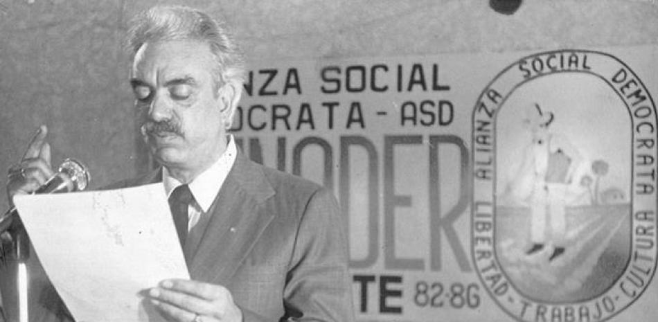 José Rafael Abinader durante una comparecencia política en la campaña electoral de 1982.