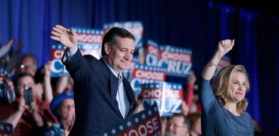 Reunión. El entonces candidato presidencial republicano, el senador Ted Cruz, saluda junto a su esposa, Heide, durante un encuentro de campaña en Indianápolis, el lunes pasado.