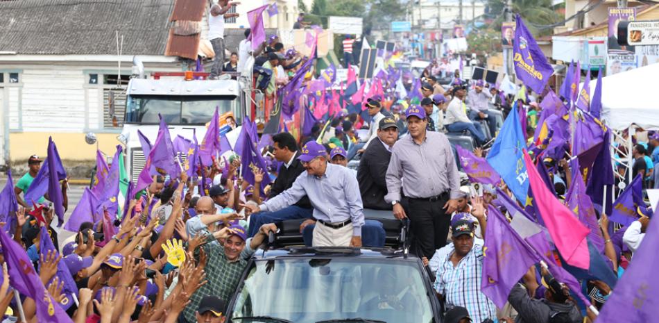 Recorrido. El presidente Danilo Medina saluda a seguidores en un momento de la caravana.