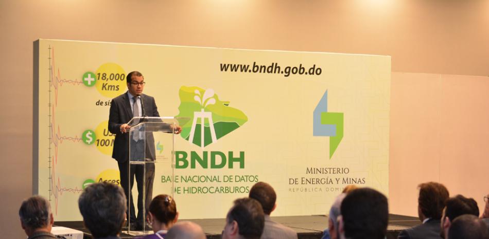 Presentación. El viceministro de hidrocarburos Alberto Reyes explicó los aspectos técnicos de la base nacional de datos de hidrocarburos.