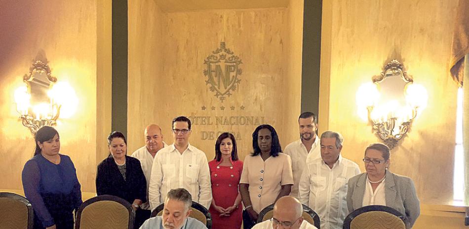 Firma. Campos de Moya y Orlando Hernández Guillén al momento de firmar el acuerdo de cooperación.
