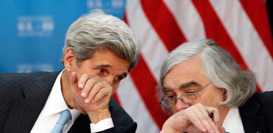 Informe. El secretario de Estado, John Kerry, a la izquierda, habla con el secretario de Energía, Ernest Moniz, durante la reunión cumbre, ayer en Departamento de Estado.