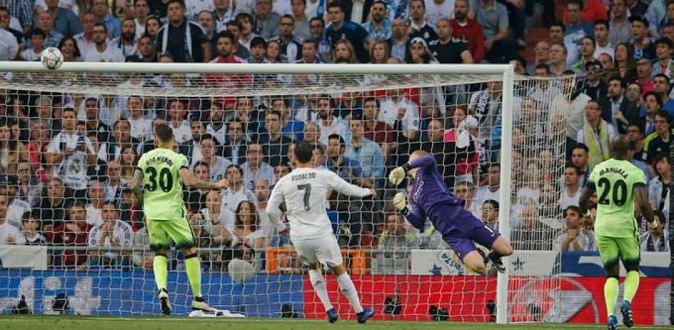 Gol. Un tiro de Gareth Bale, Real Madrid, deja sin dirección al arquero de Manchester City, Joe Hart, durante el partido celebrado ayer en el estadio Santiago Bernabeu, en Madrid.