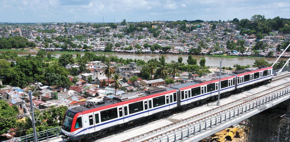 Recorrido. El mandatario, al finalizar el viaje, dijo que la extensión de la línea 2B va a contribuir a la economía de los munícipes de Santo Domingo Este, así como al mejoramiento del tránsito.