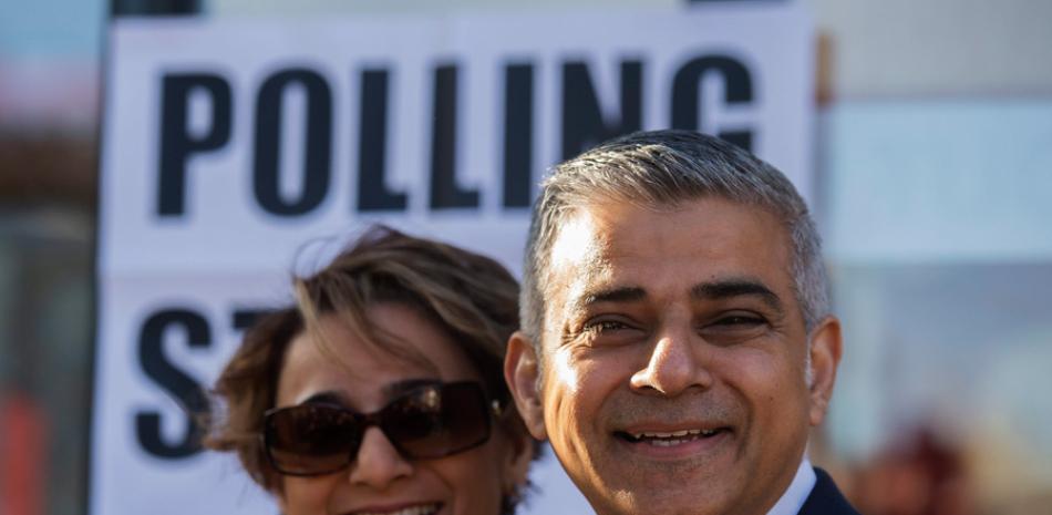El candidato a la alcaldía de Londres del partido Laborista Sadiq Khan (d) posa junto a su esposa, Saadiya Khan (i), a su llegada a un colegio electoral al sur de Londres (Reino Unido) ayer, 5 de mayo de 2016.