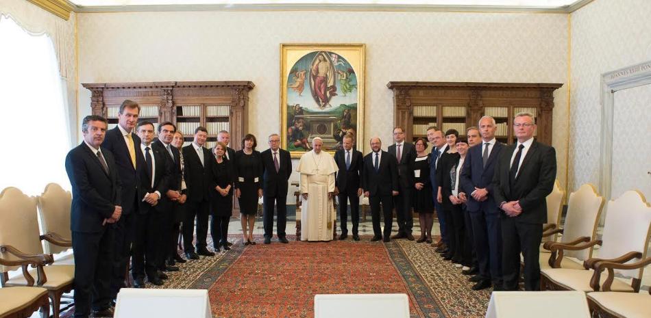Fotografía facilitada por el diario de la Santa Sede, "L'Osservatore Romano", que muestra al papa Francisco (c) y al presidente de la Eurocámara, Martin Schulz (3-d), el de la Comisión Europea (CE), Jean-Claude Juncker (c-i), y el del Consejo Europeo, Donald Tusk (c-d), en el Palacio Apostólico antes de la ceremonia de entrega del premio Carlomagno en el Vaticano, hoy 6 de mayo de 2016.