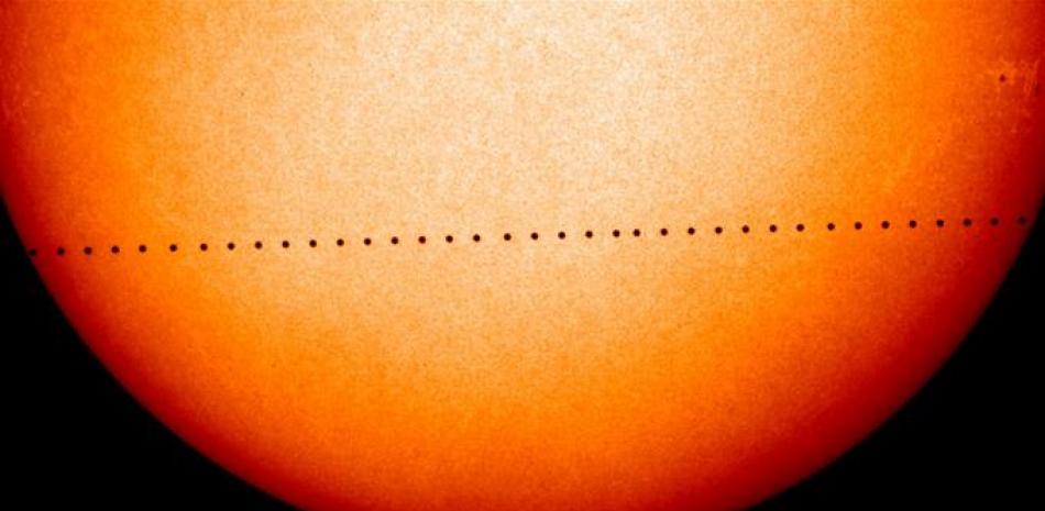 Astro. Esta composición muestra el tránsito de Mercurio por el Sol en noviembre de 2006.