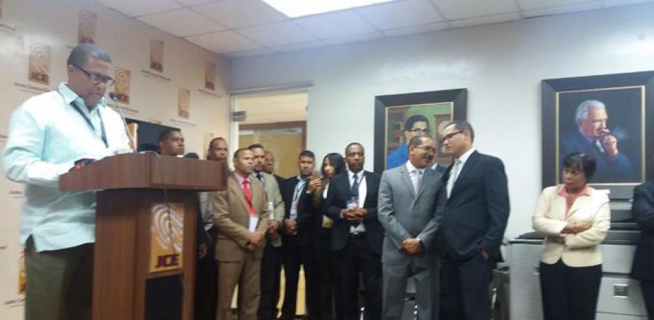 Lito Santana mientras leía declaración oficial de Roberto Rosario.