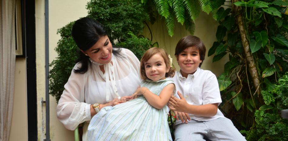 Figura. Ana Simó comparte con sus hijos Ana y Juan Sebastián, regalos de Dios para ella.