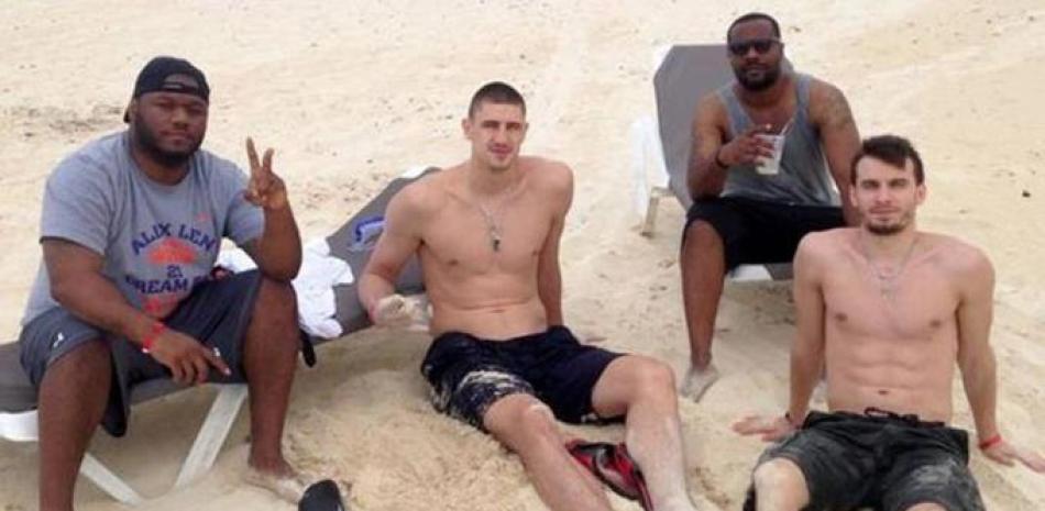 Alex Len (centro), junto a Jay Johnson (izquierda), Serhii Vysotskyi y Ricardo Dickerson posan en la arena del litoral de Punta Cana.