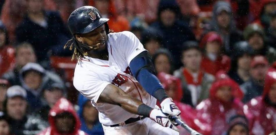 Hanley Ramírez dio tres hits, incluyendo un vuelacercas para contribuir al triunfo de los Medias Rojas de Boston anoche.