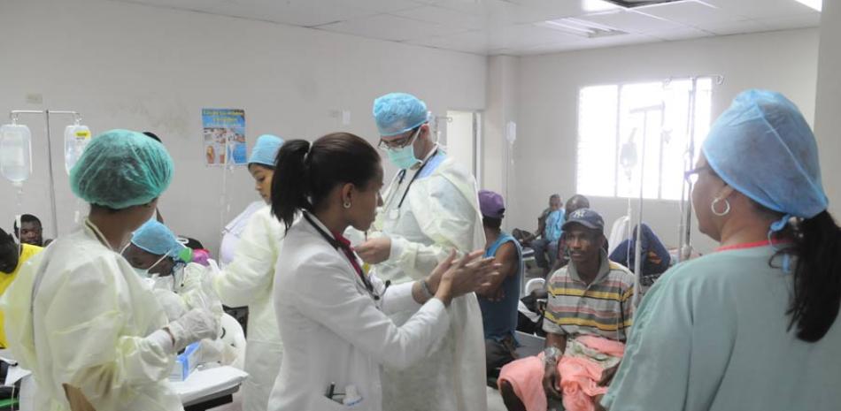 Asistencia. En el hospital Toribio Bencosme de Moca se observa a los médicos atendiendo a pacientes con casos virales.