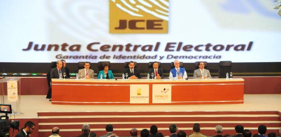 Encuentro. El pleno de la JCE se reunió ayer con las delegaciones de las instuticones y organismos internacionales que observarán las elecciones generales del próximo domingo, en el nuevo escenario del hotel Dominican Fiesa.