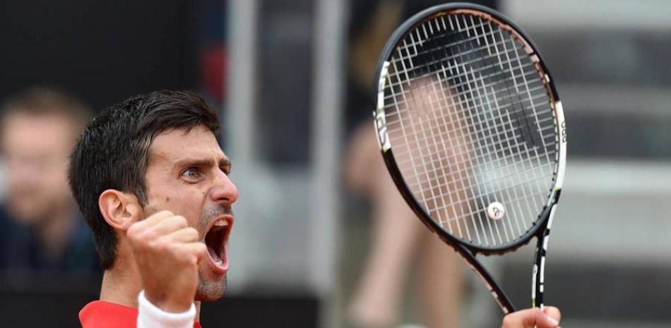 Novak Djokovic aprieta su puño tras vencer a Rafael Nadal en los cuartos de final del Abierto de Italia.