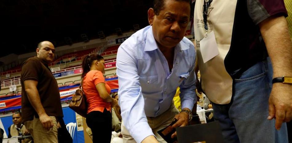 Levis Suriel, diputado de Ultramar por el Partido de la Liberación Dominicana PLD, vota hoy, domingo 15 de mayo de 2016, durante la jornada de elecciones a presidente y diputado de Ultramar de R. Dominicana, en San Juan (P. Rico). EFE