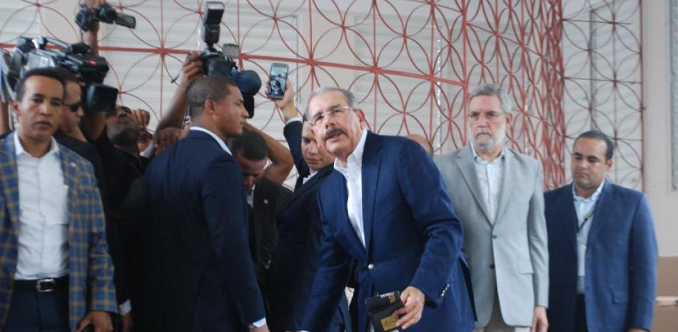 El presidente Danilo Medina vota en el colegio María Auxiliadora, donde manifestó que confía plenamente en la Junta Central Electoral (JCE) y en el hecho de que se aceptarán los resultados tal como él mismo está dispuesto a hacerlo “sea cuales fueran”.