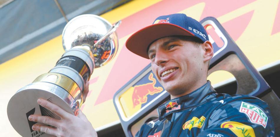 Pionero. El piloto holandés Max Verstappen, del equipo Red Bull, celebra su victoria en el podio tras ganar el Gran Premio de España de Fórmula Uno, disputado ayer en el Circuito de Barcelona-Cataluña.