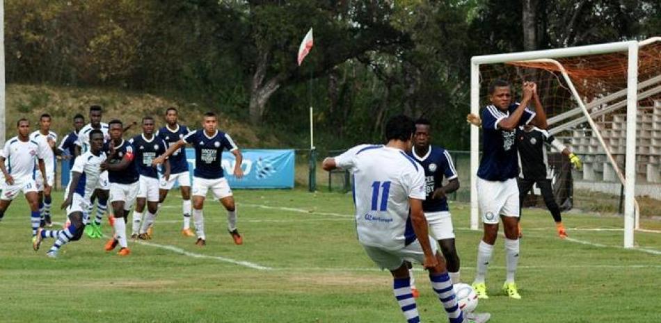 Acción de un partido de los Delfines del Este Fútbol Club ante el combinado de Atlético San Cristóbal en un partido correspondiente al presente torneo de la Liga Dominicana de Fútbol.