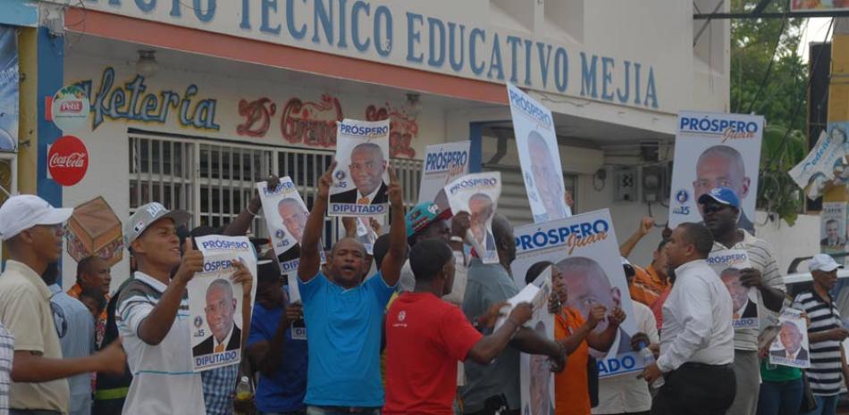 Reclamos. En La Romana, simpatizantes del candidato a diputado por el PRM, Próspero Juan, se manifestaron ante la Junta Electoral reclamando el conteo a favor de su victoria.