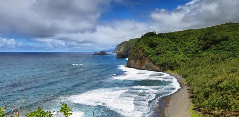 Contrastes. Desde el mirador de la planicie del valle se obtiene esta vista de la playa de Pololu. Debido al fuerte oleaje, el nado aquí está prohibido.