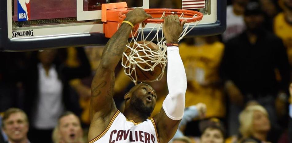 LeBron James, estrella de Cleveland, realiza un espectacular donqueo en el segundo encuentro de la serie de la Conferencia Este, que ese equipo libra contra los Raptors.