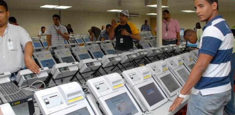Tecnología. La JCE instaló nuevos equipos para el voto electrónico, pero la oposión exigió también el voto manual.