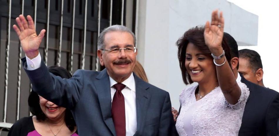 Danilo Medina y su esposa Cándida Montilla, saludan sonrientes a seguidores al llegar al comando de campaña, donde cientos de personas lo esperaron para celebrar el resonante triunfo alcanzado en las urnas el pasado 15 de mayo.