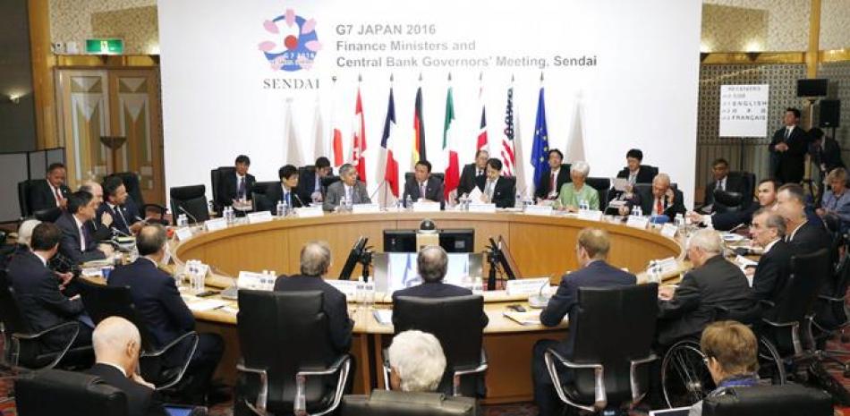 El ministro japonés de Finanzas, Taro Aso, en el centro al fondo, preside una reunión de ministros de Finanzas y gobernadores de bancos centrales en una cumbre del Grupo de los Siete en Sendai, norte de Japón, el viernes 20 de mayo de 2016. AP