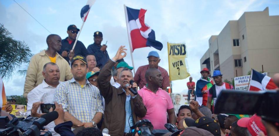 Candidatos a alcaldes y congresionales encabezaron ayer una marcha hasta la Junta Municipal de Santo Domingo Este.