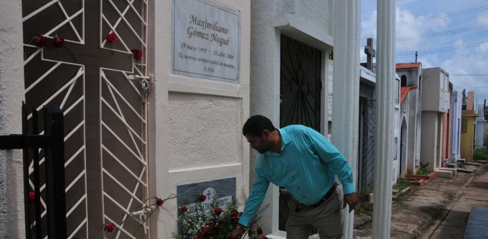 Víctor Romano deposita flores en la tumba de El Moreno ayer.