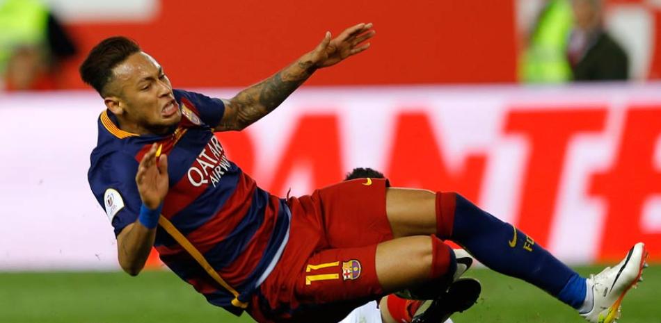 Neymar cae al suelo luego de ser impedido de avanzar por Evan Banega, quien fue expulsado al recibir una tarjeta roja.