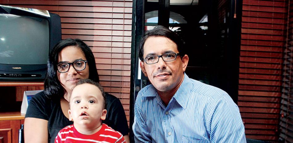 Familia. El niño Axel Enrique Castillo Pérez junto a sus padres.