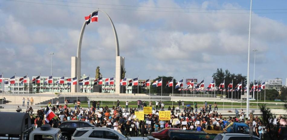 Inconformidad. Un grupo de ciudadanos protestó el pasado sábado frente a la sede de la Junta Central Electoral (JCE) en Santo Domingo. La principal demanda de la oposición es que se vuelva a contar cada voto emitido en las elecciones.