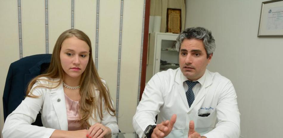 Los doctores Amós González Comprés y Mónica Buonpensiere, entrevistados en su consultorio.