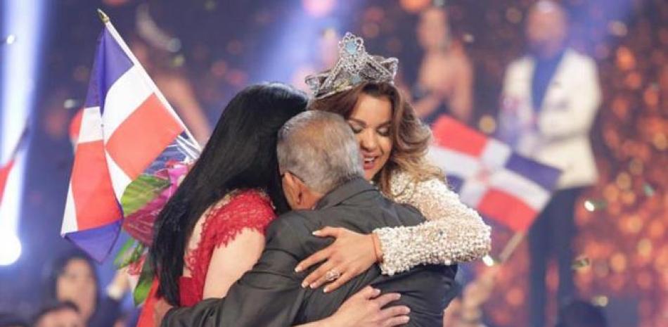 Protagonista. La ganadora de Nuestra Belleza Latina VIP al momento de recibir la noticia. Sus padres la abrazan, mientras le decían "lo logramos".